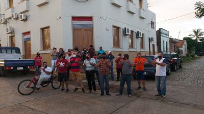 El grupo de trabajadores municipales que reclaman el pago de sus salarios que hace dos meses no cobran