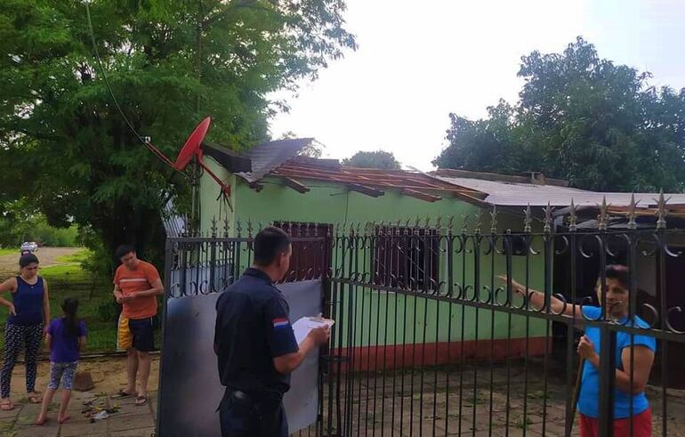 Una de las viviendas destechadas por el fuerte temporal registrado en la zona de Tebicuary, Guairá.