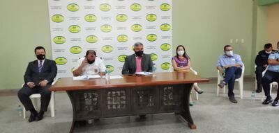 Autoridades de la ciudad de Coronel Oviedo anuncian la declaración de emergencia, este miércoles.