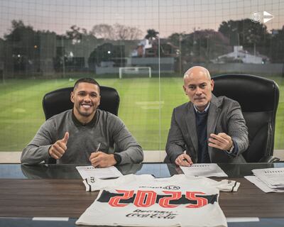 Richard Ortiz y Miguel Cardona (d), jugador y presidente de Olimpia respectivamente, durante la renovación de contrato.