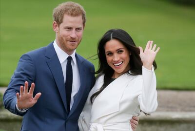 El príncipe Enrique y su esposa Meghan Markle posan en el Sunken Garden del palacio de Kensington en Londres.