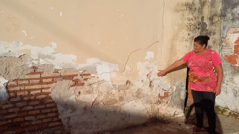 La presidenta de la ACEs de la escuela Isaac Cabrera de San Antonio, Vicenta de Paredes, muestra las condiciones en que se encuentra la pared de la institución. Sin embargo la exdirectora, Mabel Cañete, facturó más de tres millones el año pasado, supuestamente en trabajos de albañilería, pero nada se hizo, según la denuncia.