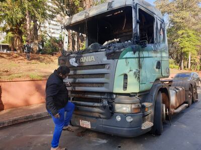 Uno de los vehículos que fueron atacados ayer por los manifestantes.