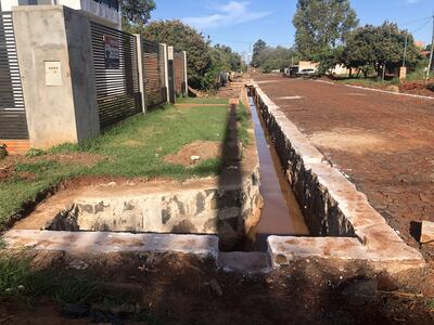 La cuneta de casi un metro al aire libre. Los vecinos temen que los niños caigan en la zanja.