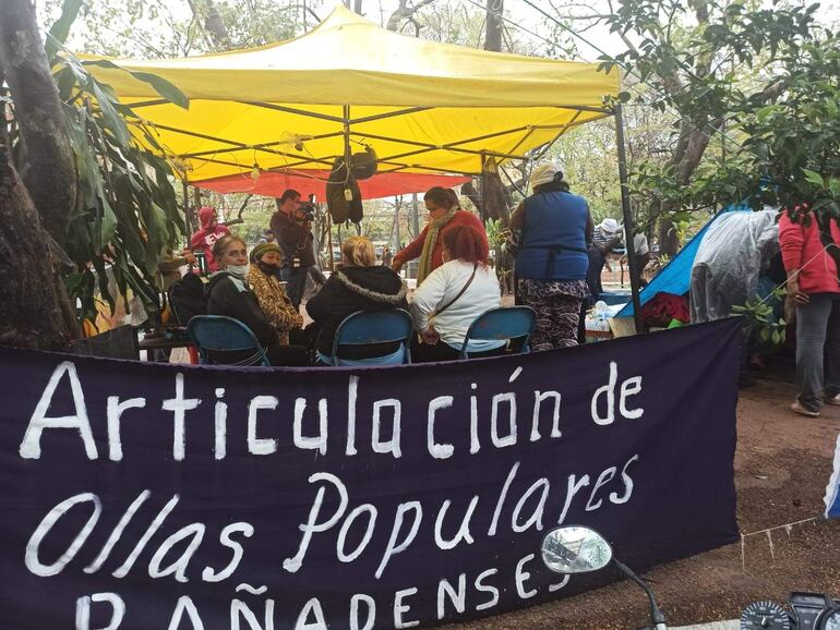 La Red de Ollas aglutina a unas 100 ollas de diferentes barrios, comunidades y asentamientos, afirman que unas 17.000 a 20.000 personas se alimentan al menos con un plato de comida en sus comunidades.