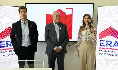 Francisco Gómez, presidente de ERA Real Estate, Ernesto Gómez, presidente del Grupo GM, y Elizabeth Kolling, CEO de ERA Real Estate.