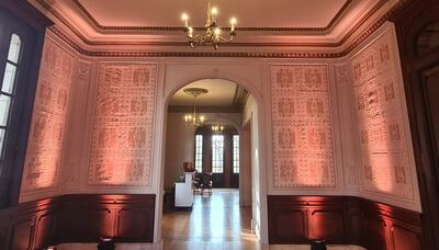 Paredes afectadas por la humedad fueron restauradas y revestidas con telares de ñandutí.