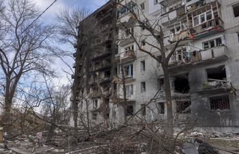 Destrucción de un edificio residencial en Chernihiv, Ucrania.