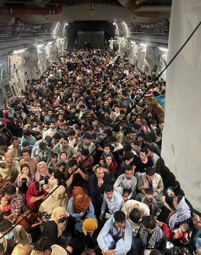 Afganos siendo evacuados en Kabul.