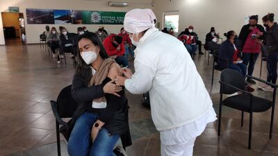 Muchas personas se acercan hasta el vacunatorio de Ayolas para recibir su dosis de Moderna.