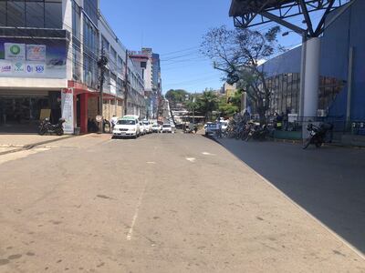 La avenida Monseñor Rodríguez, en el microcentro de Ciudad del Este, estaba vacía alrededor del mediodía de este miércoles.