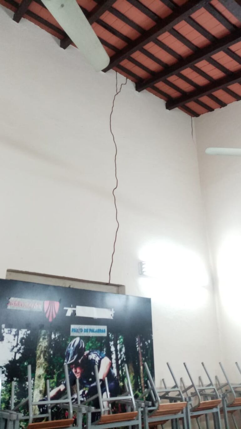 Una notable rajadura atraviesa la pared de un aula de la escuela República de Panamá, ubicada en el barrio Villa Morra de Asunción.