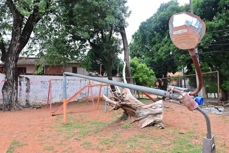 Alumbrado en plena plaza partido a la mitad es un peligro para los niños.