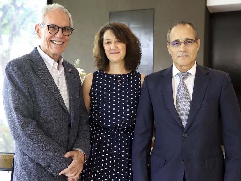 Daniel Nasta y los embajadores del Reino de Marruecos Laura Sándhez Fernández y Badreddine Abdelmoumni.