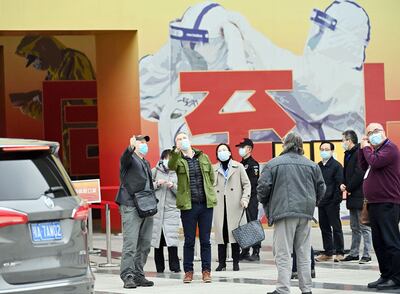 Miembros del equipo de la OMS en uno de los sitios de su recorrida en China.