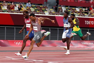 Canadiense Andre De Grasse cruza línea de meta para ganar seguido por Bednarek de USA (izq.) en final de 200m. (AFP)