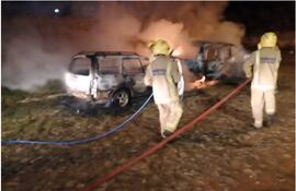 Bomberos de Villa Elisa trabajan para contener las llamas.