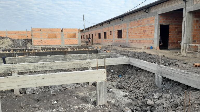 Toda la construcción se realiza sobre zapatas de hormigón armado a fin de asegurar la obra.