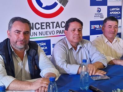 Los precandidatos  del PLRA por el movimiento Frente Integración Liberal,Ever Villalba (con chaleco) precandidato a senador, Juan Apodaca(centro) precandidato a gobernador y Diosnel Aguilera precandidato a diputado.