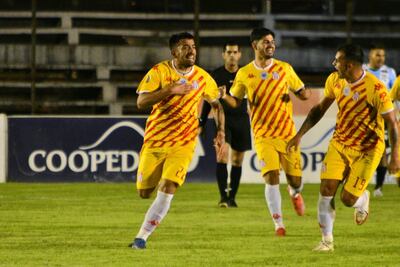 Festejo de los jugadores de General tras el golazo de Guillermo Hauche