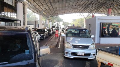 Una enorme fila vehicular se formó debido al bloqueo de la ruta PY02.