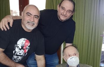 Dany Zayas y Kike Olmedo llevaron a Enrique “Tata” Ferreira el premio “Mono de Platino”, en homenaje a su trayectoria.