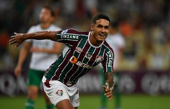 Cris Silva "Cristiano" celebra su gol para Fluminense ante Oriente Petrolero.