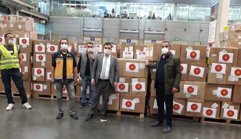 Funcionarios del Gobierno de Turquía con los equipos médicos que enviaron a nuestro país.