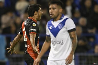 Robert Rojas grita su gol para River, ante la desazón de un jugador de Vélez.