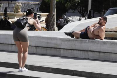 Una pareja se fotografía este martes en Sevilla, donde junto con Córdoba las temperaturas han subido hasta una máxima de 37 grados, según la predicción de la Agencia Estatal de Meteorología (AEMET).