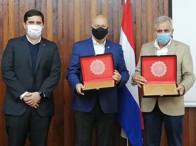 Hoy, en el marco de la reunión en  el Senacsa se dispuso el  reconocimiento del titular de la ARP, Dr. Luis Enrique Villasanti y del directivo de la Rural, Lic. Jorge dos Santos.