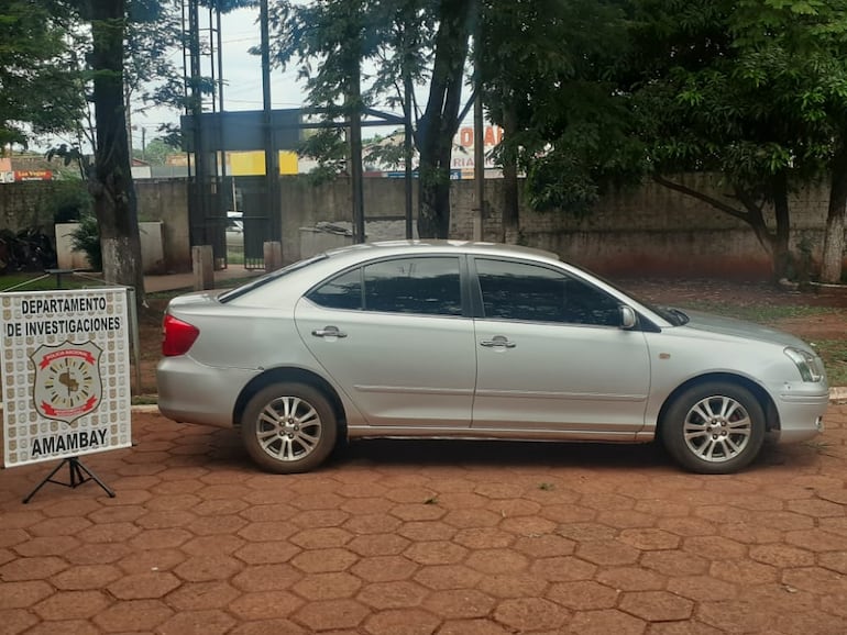 Toyota, modelo Corona Premio, color gris, chapa, N° CFY 944, presuntamente usado en el atraco.