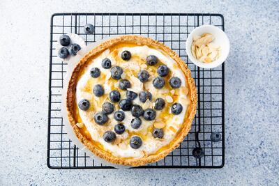 Tarta de naranja y arándanos.