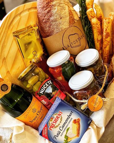 Tomates confitados, morrones avinagrados, chucrut, grisines, chocolate y más, ofrece La Tostada para agasajar a papá.