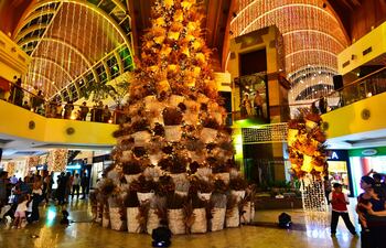 Las luces de bienvenida a las fiestas navideñas ya lucen en el Shopping del Sol.