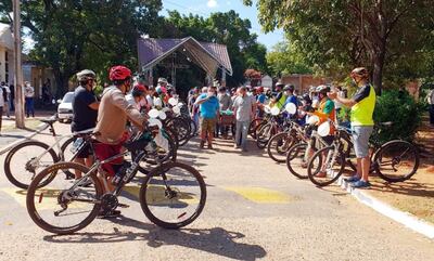 Una caravana de ciclistas acompañó a Nelson desde su taller de bicicletas en su último paseo hasta el Cementerio del Este.