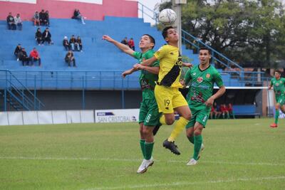 Héctor López Gayoso de Recoleta, se impone en el duelo aéreo ante Alexis Gabriel González Ortiz. (Foto: APF)