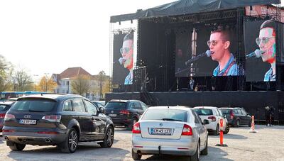 En Dinamarca, el cantante Mads Langer fue uno de los primeros en dar un concierto con el público desde el auto. (Foto: Internet).