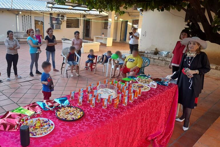 Los niños compartieron una rica merienda con sus demás amiguitos y las mamás.