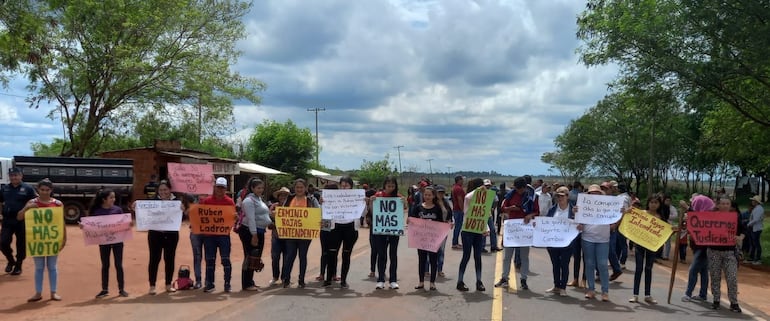 Manifestación contra la decisión de la Justicia Electoral de repetir las votaciones en la mesa número 4 de Yby Pytã.