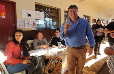 Daniel Mujica depositó su voto en el barrio Don Bosco de Ciudad del Este.