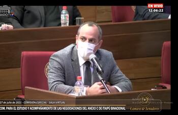 Contralor Camilo Benítez, en el Congreso Nacional, ante la Comisión Nacional para el estudio y acompañamiento de las negociaciones de la revisión del Anexo C de Itaipú.