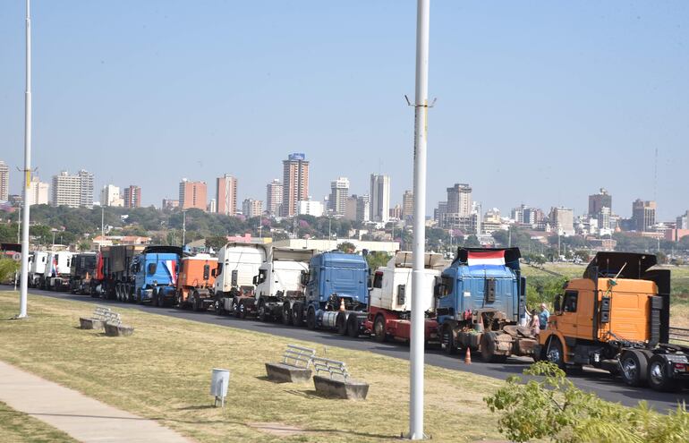 Los camioneros siguen apostados en la Costanera de Asunción, a la espera de una respuesta al pedido de una ley de regulación del precio del flete.