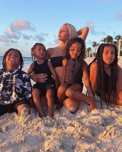 Postal familiar. Kim Kardashian junto a sus cuatro hijos, sentados en la arena de las Islas Turcas y Caicos.