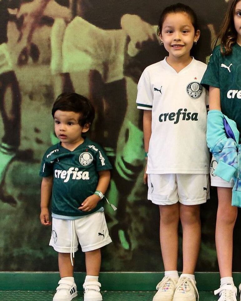 Lucca Emmanuel y Pía Constanza aguardando ingresar al campo de juego con papá Gustavo Gómez. (Instagram/Gustavo Gómez)