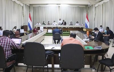 En el acto de apertura hubo varias acusaciones de incumplimientos entre los participantes.