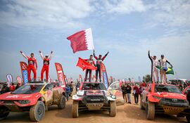 El 1, 2, 3 en coches. El catarí Nasser Al-Attiyah fue el ganador (centro), el francés Sébastien Loeb a su derecha, segundo y el brasileño Lucas Moraes, tercero.