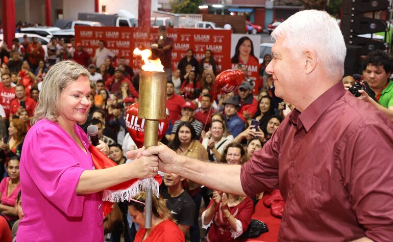 En Luque presentaron “la antorcha del Partido Colorado”.