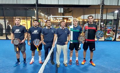 Emilio Forcher en medio de los jugadores y Núñez en el evento de lanzamiento de las paletas.