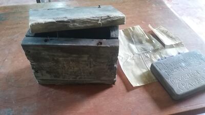 El cofre de madera rústica estaba enterrado en el piso de una de las aulas de la escuela básica número 2033 “Tte. Julio López”, de la compañía Ypa yere, distrito de General Artigas.